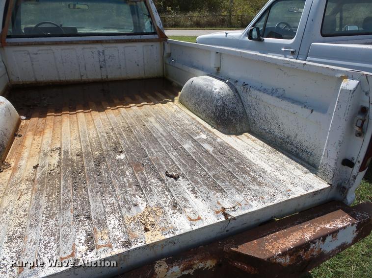 image for item L4422 1989 GMC Sierra 1500 pickup truck