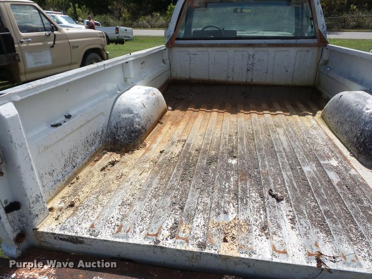 image for item L4422 1989 GMC Sierra 1500 pickup truck