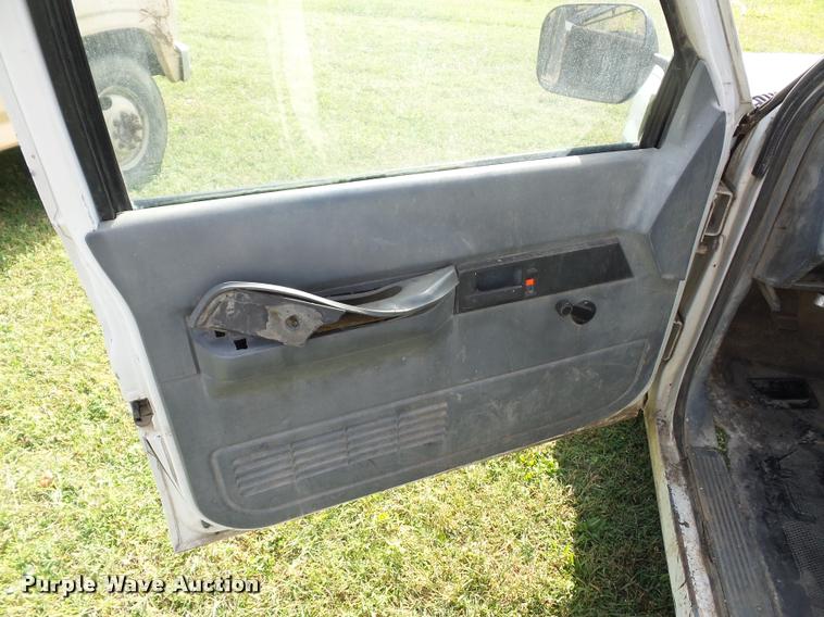 image for item L4422 1989 GMC Sierra 1500 pickup truck