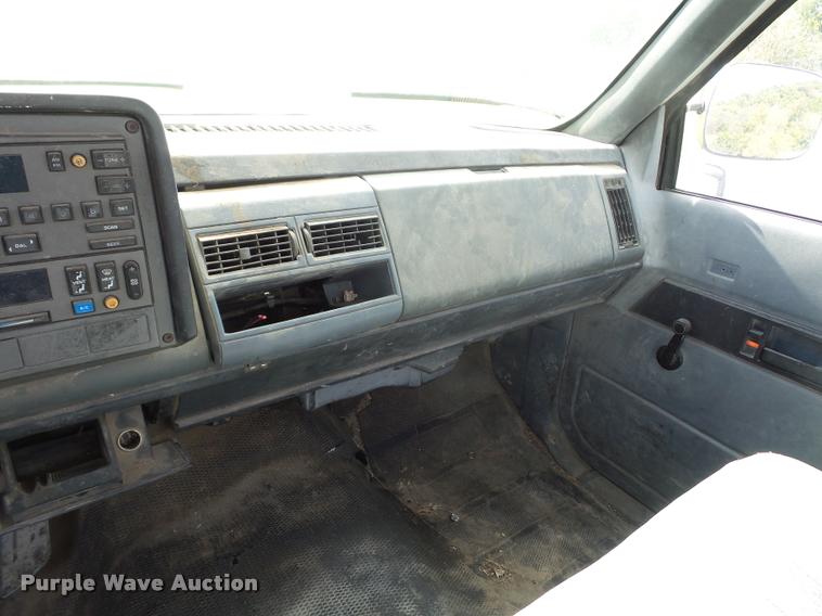 image for item L4422 1989 GMC Sierra 1500 pickup truck