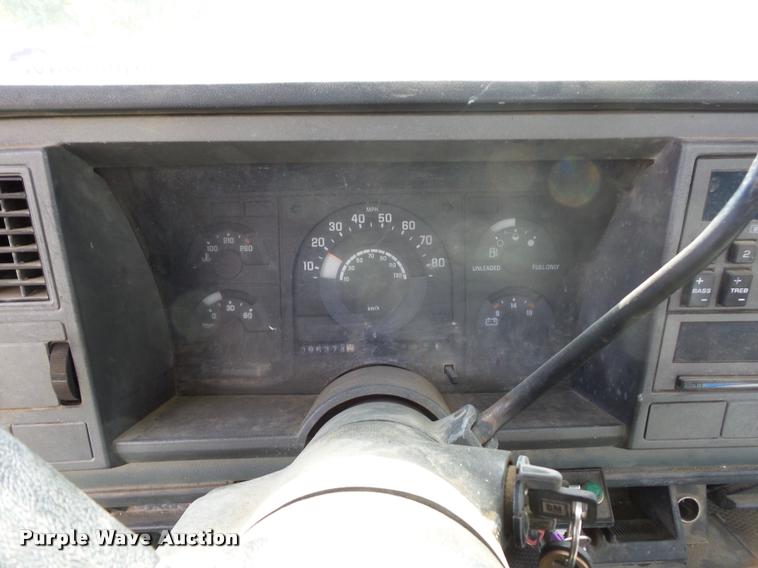 image for item L4422 1989 GMC Sierra 1500 pickup truck