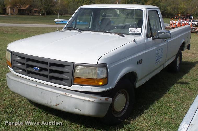 image for item L4423 1993 Ford F150 pickup truck