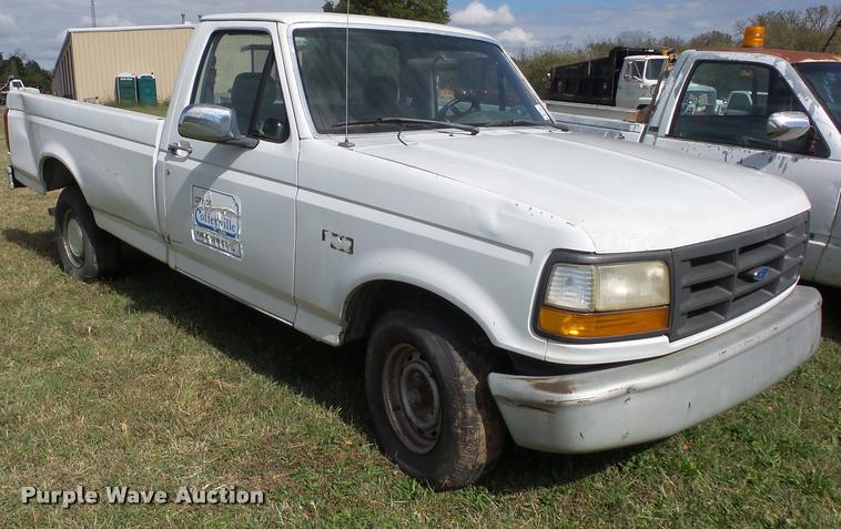 image for item L4423 1993 Ford F150 pickup truck