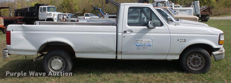 image for item L4423 1993 Ford F150 pickup truck