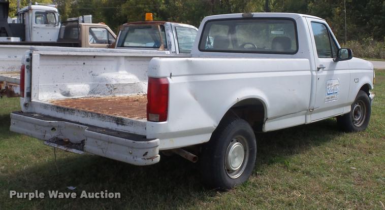 image for item L4423 1993 Ford F150 pickup truck
