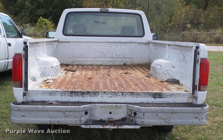image for item L4423 1993 Ford F150 pickup truck