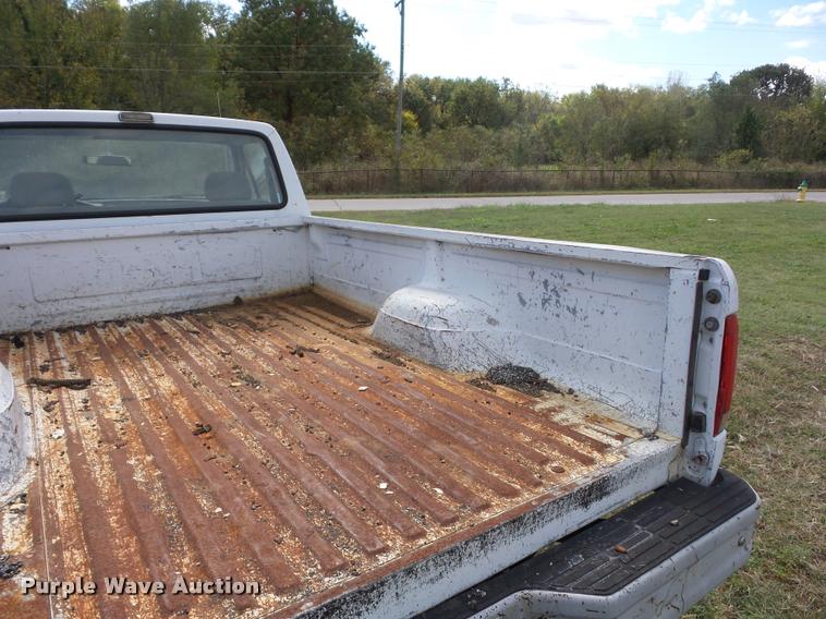 image for item L4423 1993 Ford F150 pickup truck