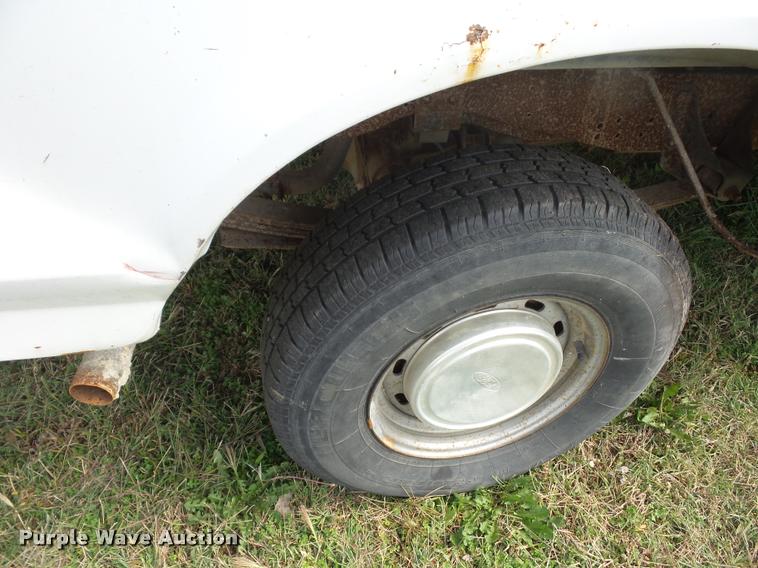 image for item L4423 1993 Ford F150 pickup truck