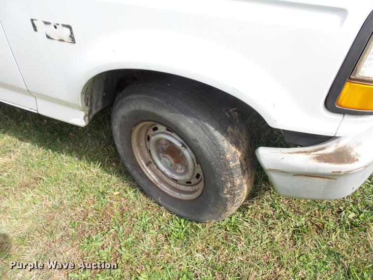 image for item L4423 1993 Ford F150 pickup truck