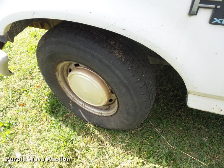 image for item L4423 1993 Ford F150 pickup truck