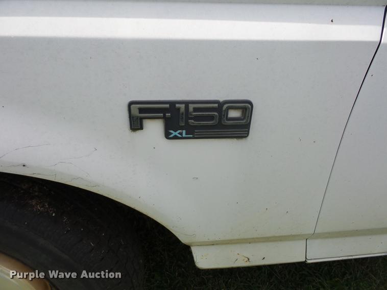 image for item L4423 1993 Ford F150 pickup truck