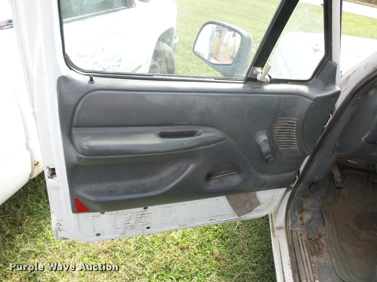 image for item L4423 1993 Ford F150 pickup truck