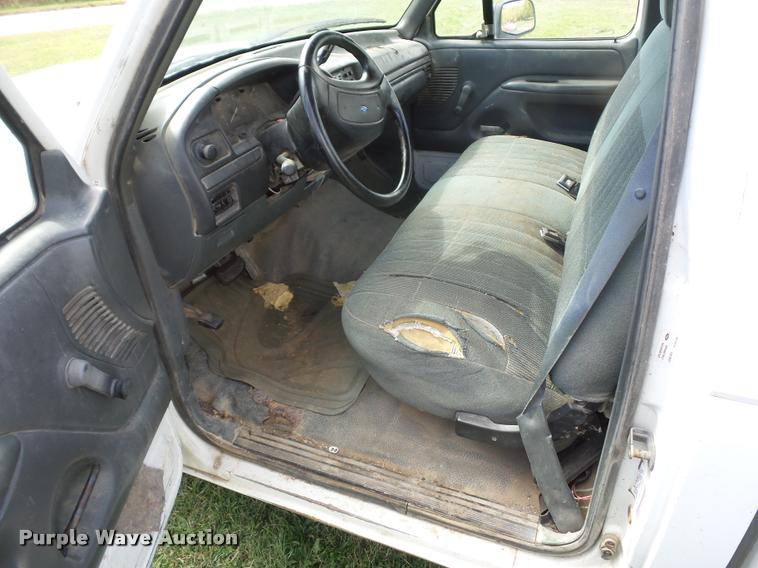 image for item L4423 1993 Ford F150 pickup truck