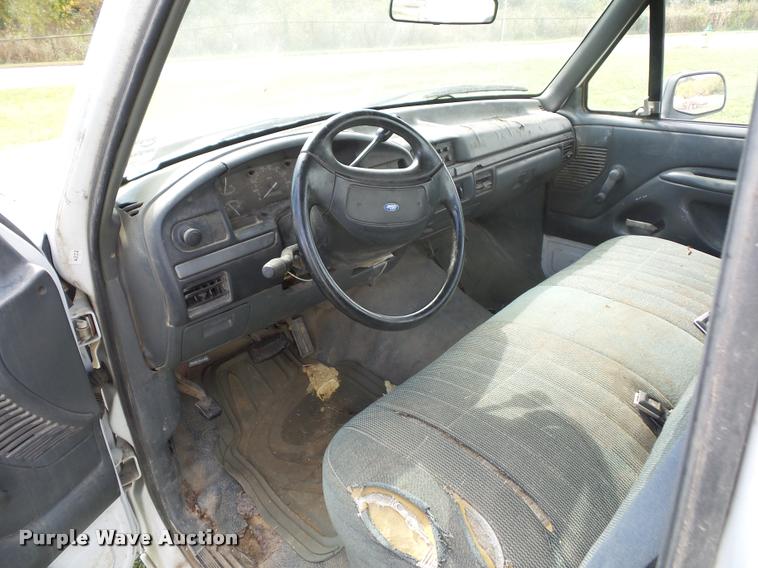 image for item L4423 1993 Ford F150 pickup truck