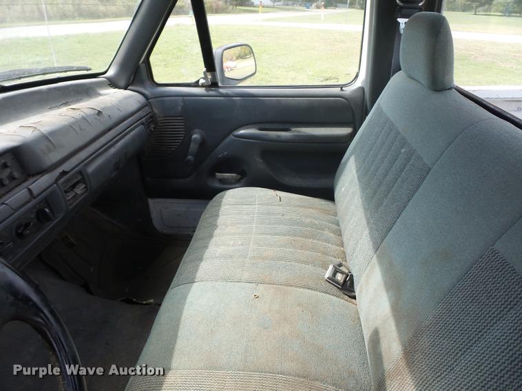 image for item L4423 1993 Ford F150 pickup truck