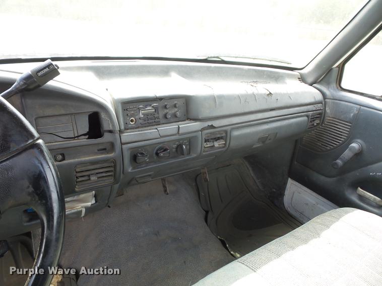 image for item L4423 1993 Ford F150 pickup truck