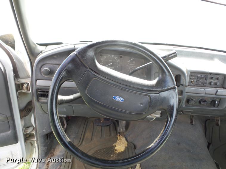 image for item L4423 1993 Ford F150 pickup truck