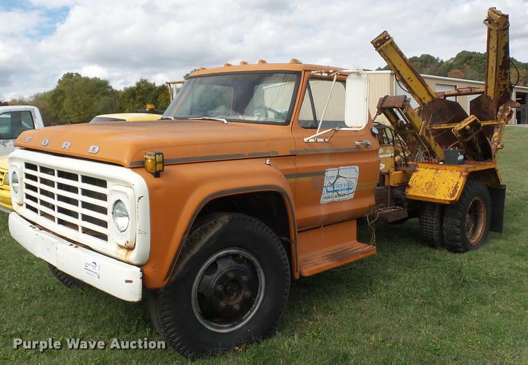 image for item L4424 1974 Ford F600 truck with tree spade