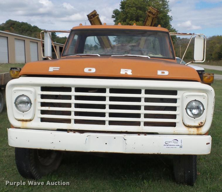 image for item L4424 1974 Ford F600 truck with tree spade