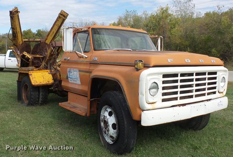 image for item L4424 1974 Ford F600 truck with tree spade