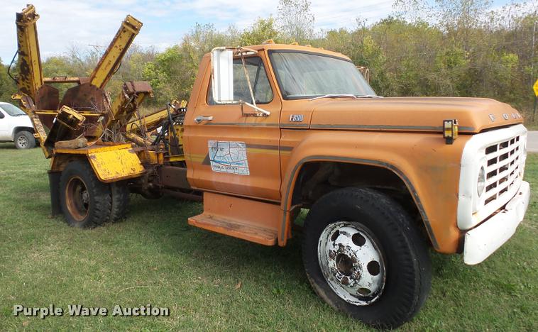 image for item L4424 1974 Ford F600 truck with tree spade