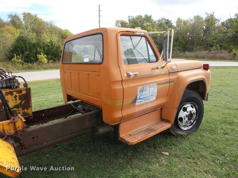 image for item L4424 1974 Ford F600 truck with tree spade