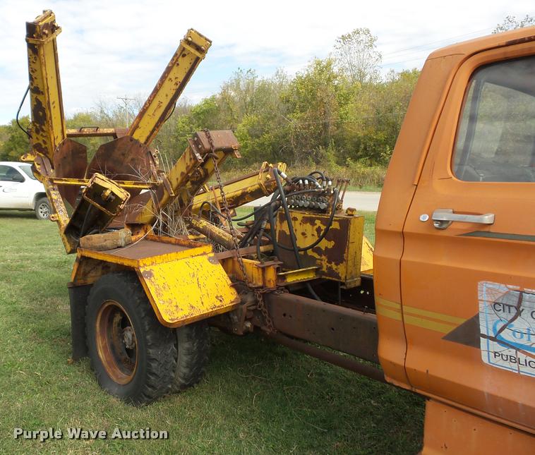 image for item L4424 1974 Ford F600 truck with tree spade