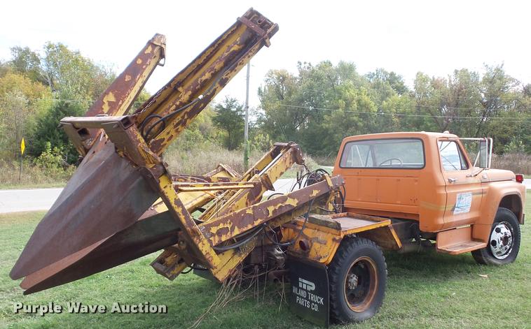 image for item L4424 1974 Ford F600 truck with tree spade