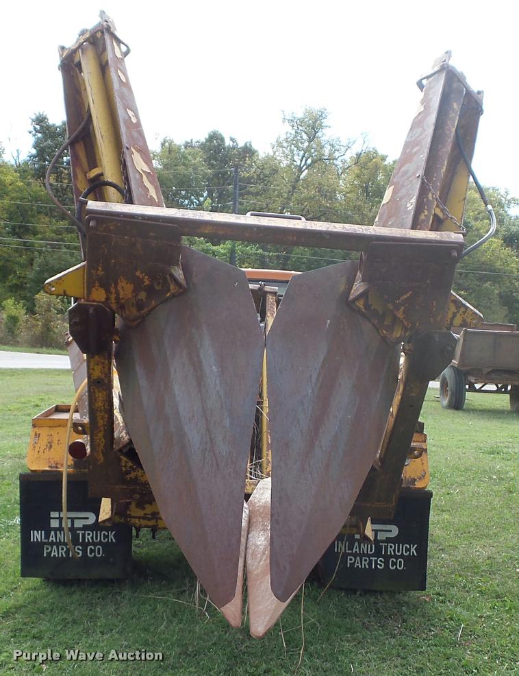 image for item L4424 1974 Ford F600 truck with tree spade