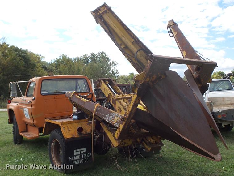 image for item L4424 1974 Ford F600 truck with tree spade