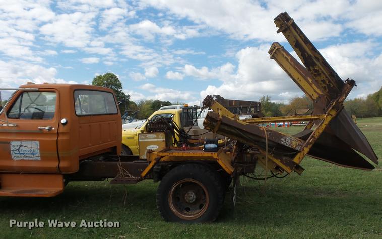image for item L4424 1974 Ford F600 truck with tree spade