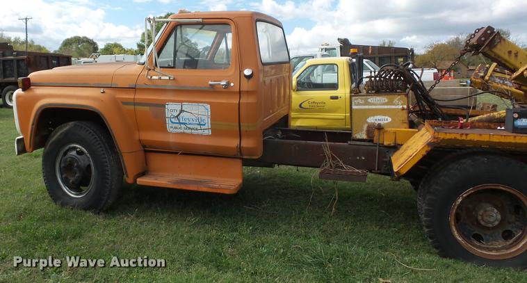 image for item L4424 1974 Ford F600 truck with tree spade