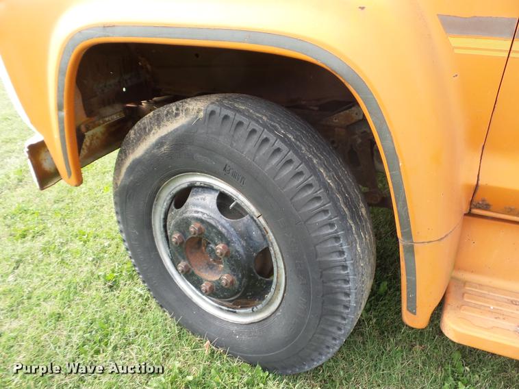 image for item L4424 1974 Ford F600 truck with tree spade