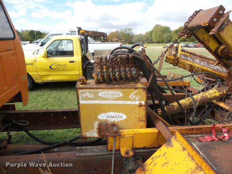 image for item L4424 1974 Ford F600 truck with tree spade