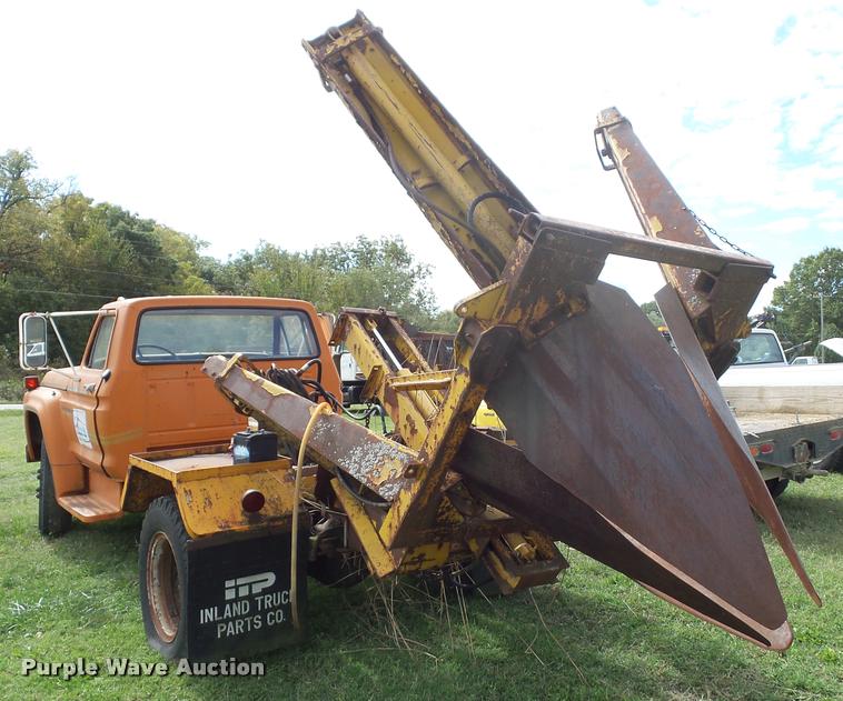 image for item L4424 1974 Ford F600 truck with tree spade