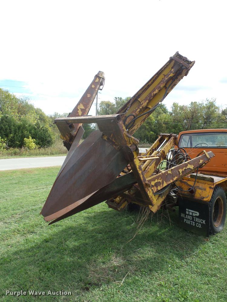 image for item L4424 1974 Ford F600 truck with tree spade