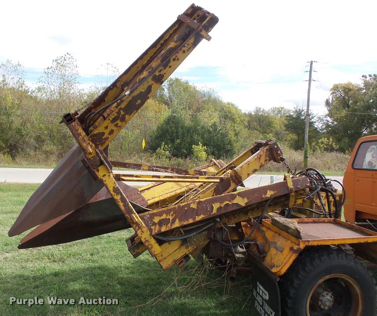 image for item L4424 1974 Ford F600 truck with tree spade