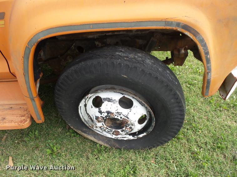 image for item L4424 1974 Ford F600 truck with tree spade