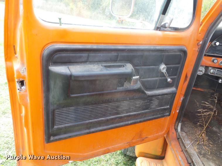 image for item L4424 1974 Ford F600 truck with tree spade