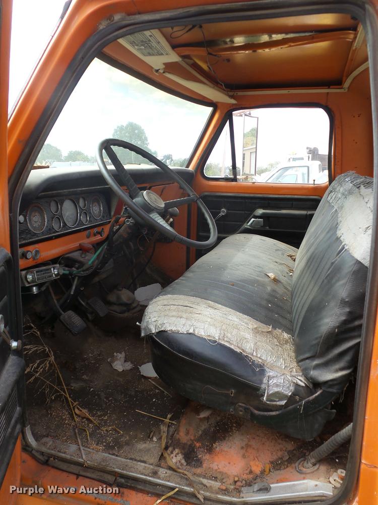 image for item L4424 1974 Ford F600 truck with tree spade