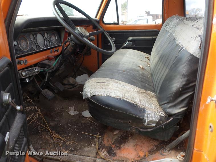 image for item L4424 1974 Ford F600 truck with tree spade