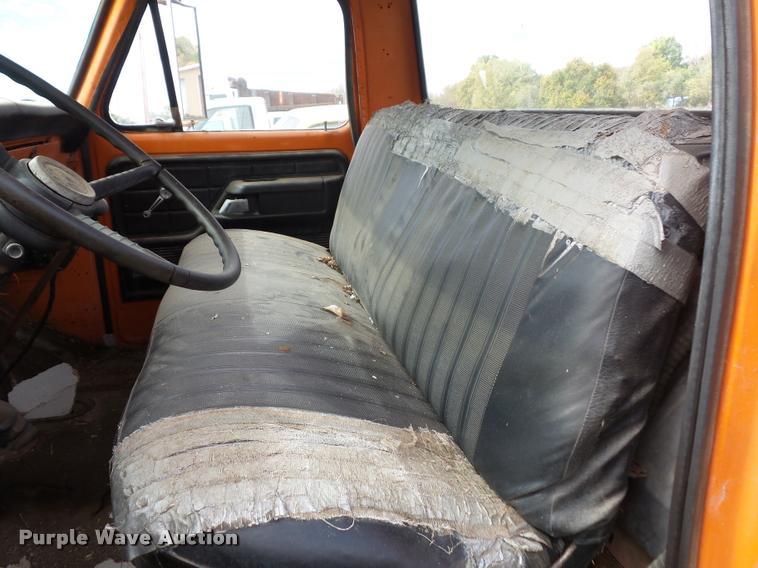 image for item L4424 1974 Ford F600 truck with tree spade