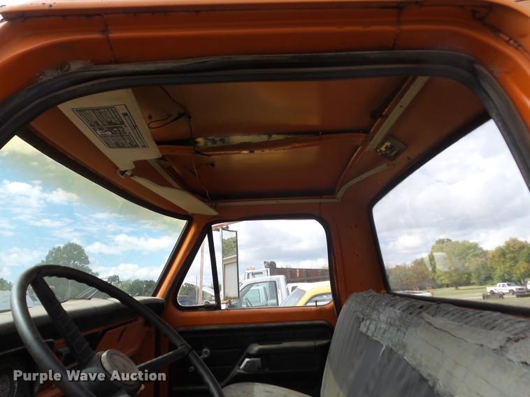 image for item L4424 1974 Ford F600 truck with tree spade