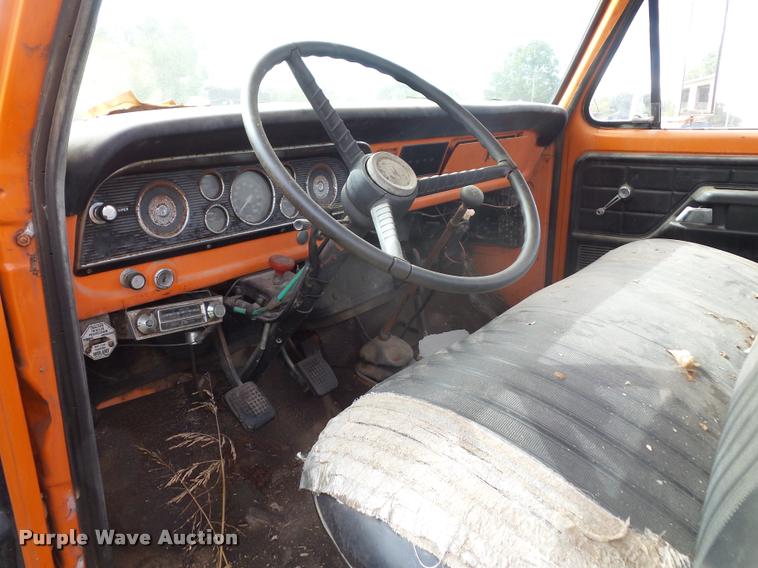 image for item L4424 1974 Ford F600 truck with tree spade