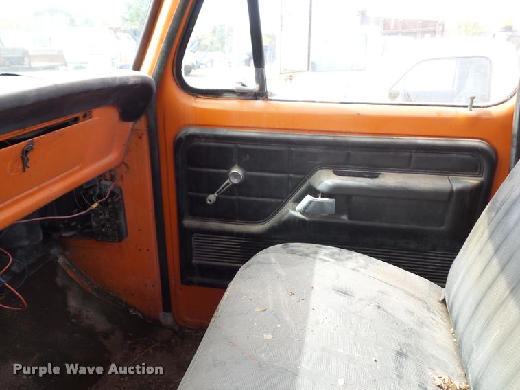 image for item L4424 1974 Ford F600 truck with tree spade