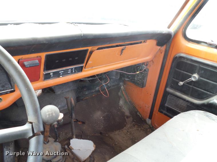 image for item L4424 1974 Ford F600 truck with tree spade