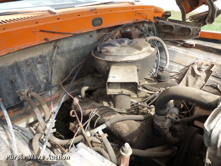 image for item L4424 1974 Ford F600 truck with tree spade