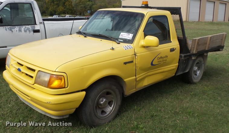image for item L4425 1995 Ford Ranger flatbed pickup truck