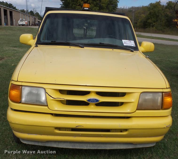image for item L4425 1995 Ford Ranger flatbed pickup truck