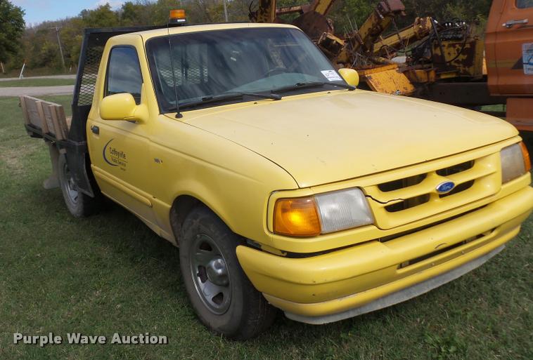 image for item L4425 1995 Ford Ranger flatbed pickup truck